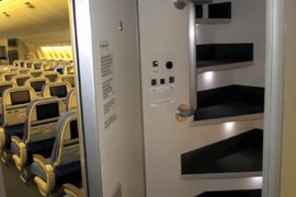 《空服員才知道的秘密》飛機上的樓梯通往的是? 《空服員才知道的秘密》飛機上的樓梯通往的是?