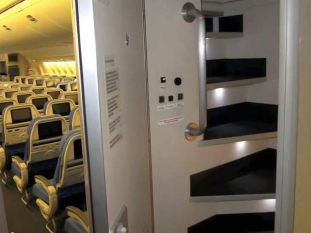 《空服員才知道的秘密》飛機上的樓梯通往的是? 《空服員才知道的秘密》飛機上的樓梯通往的是?