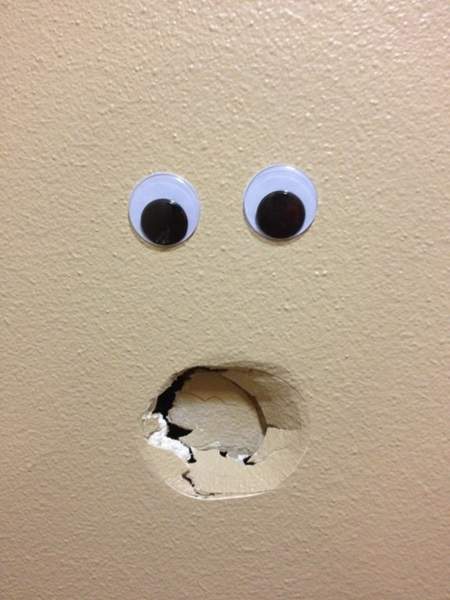 《讓牆壁破洞變成藝術》這是家人惱羞成果發表會嗎？