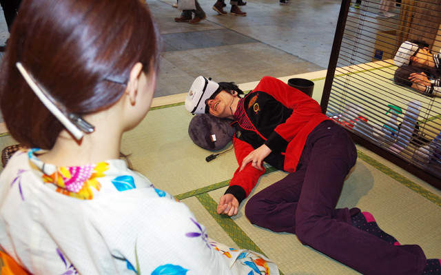 滿足宅宅夢想《VR美少女膝枕掏耳朵》看在別人眼中完全是羞恥PLAY……