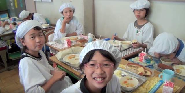 老外看呆《日本學校午餐禮儀》孩子的教育不能等～
