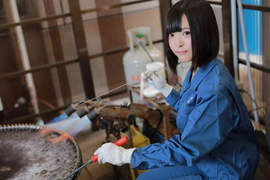 《工廠正妹月曆》Coser可愛的作業服造型卻因為這個原因引發網友吐槽... 《工廠正妹月曆》Coser可愛的作業服造型卻因為這個原因引發網友吐槽...