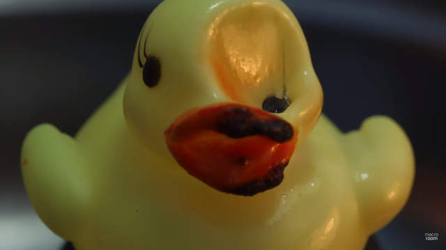 《物品加熱熔解縮時攝影》整個影片充滿濃濃的燒塑膠味... 《物品加熱熔解縮時攝影》整個影片充滿濃濃的燒塑膠味...