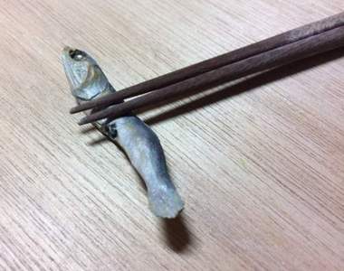 手作《木雕魚乾筷架》不要以為我不知道你拿真的小魚乾來騙我喔(゚⊿゚) 手作《木雕魚乾筷架》不要以為我不知道你拿真的小魚乾來騙我喔(゚⊿゚)