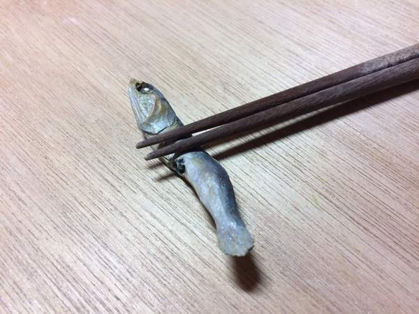 手作《木雕魚乾筷架》不要以為我不知道你拿真的小魚乾來騙我喔(゚⊿゚) 手作《木雕魚乾筷架》不要以為我不知道你拿真的小魚乾來騙我喔(゚⊿゚)