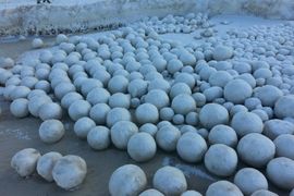 《俄羅斯海岸奇景》戰鬥民族就是冬天雪球會自動堆好 《俄羅斯海岸奇景》戰鬥民族就是冬天雪球會自動堆好