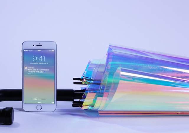 《oombrella智慧雨傘》是個擔心你淋雨又怕寂寞的小女人(?) 《oombrella智慧雨傘》是個擔心你淋雨又怕寂寞的小女人(?)