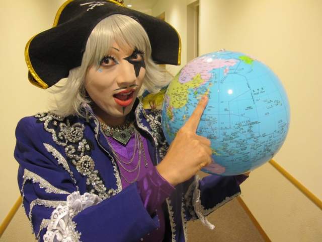 日本地球儀藝人《分不清台灣與馬達加斯加》慘遭敲頭懲罰……