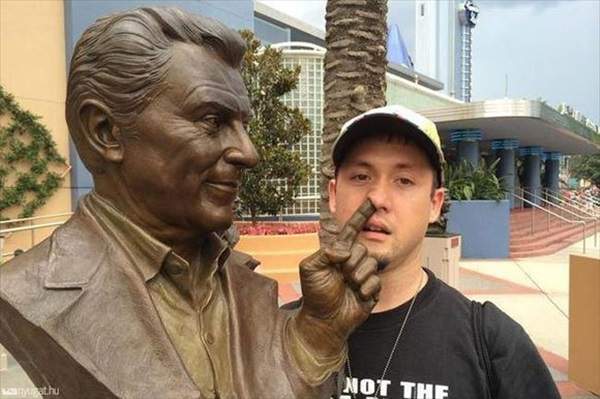 《如何與雕像拍出有趣合照》就讓這些調皮的老外來示範給大家看囉~ 《如何與雕像拍出有趣合照》就讓這些調皮的老外來示範給大家看囉~