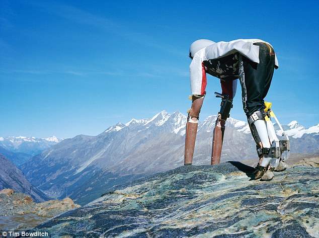 《真實版羊男》當人類太累改當山羊登山吃草好惹 《真實版羊男》當人類太累改當山羊登山吃草好惹