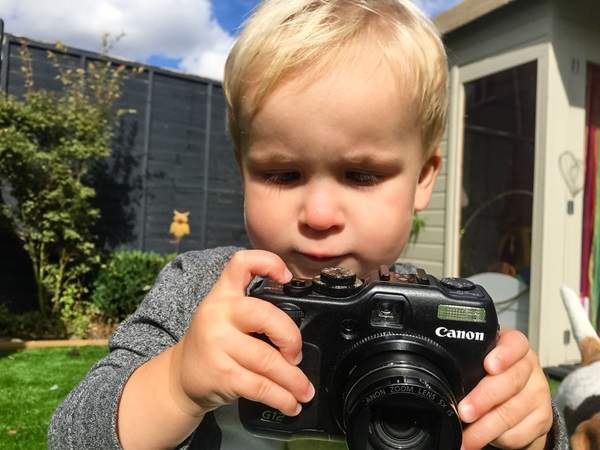 攝影師《給一歲半的兒子玩類單眼相機》究竟小朋友會拍出什麼樣的照片呢？ - 圖片1