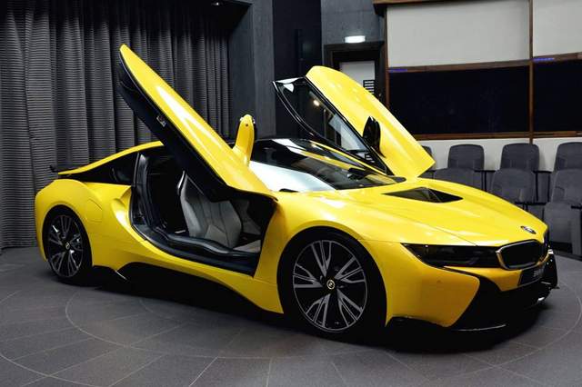黃的高調《BMW i8》阿布達比專屬新衣上身 黃的高調《BMW i8》阿布達比專屬新衣上身
