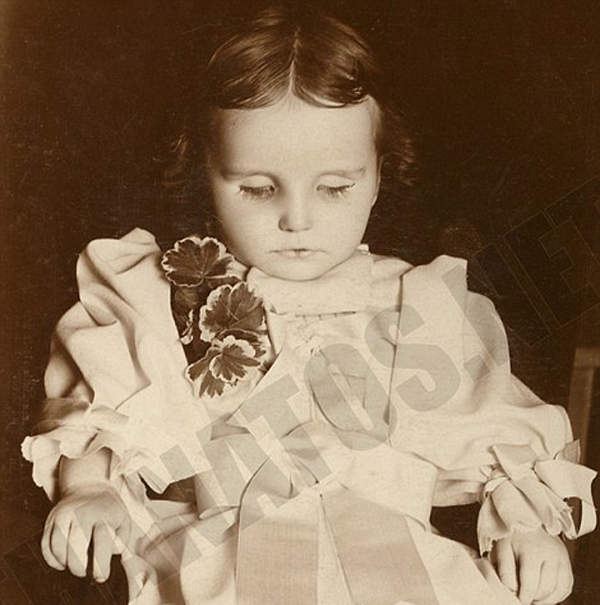 【閱覽注意】19世紀流行《孩子最後一張照片》看起來很奇怪理由就是你想得那樣 【閱覽注意】19世紀流行《孩子最後一張照片》看起來很奇怪理由就是你想得那樣