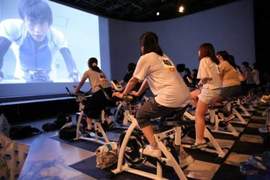 同步率MAX《飆速宅男真人日劇試映會》觀眾席座位全都是健身車… 同步率MAX《飆速宅男真人日劇試映會》觀眾席座位全都是健身車…