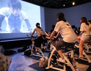 同步率MAX《飆速宅男真人日劇試映會》觀眾席座位全都是健身車… 同步率MAX《飆速宅男真人日劇試映會》觀眾席座位全都是健身車…