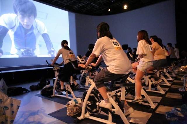 同步率MAX《飆速宅男真人日劇試映會》觀眾席座位全都是健身車…