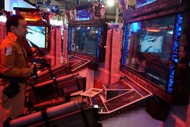 《進擊的巨人 TEAM BATTLE》大型機台遊戲 真的要手握超硬質刀戰鬥!? 《進擊的巨人 TEAM BATTLE》大型機台遊戲 真的要手握超硬質刀戰鬥!?