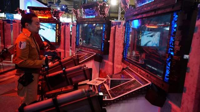 《進擊的巨人 TEAM BATTLE》大型機台遊戲 真的要手握超硬質刀戰鬥!? 《進擊的巨人 TEAM BATTLE》大型機台遊戲 真的要手握超硬質刀戰鬥!?