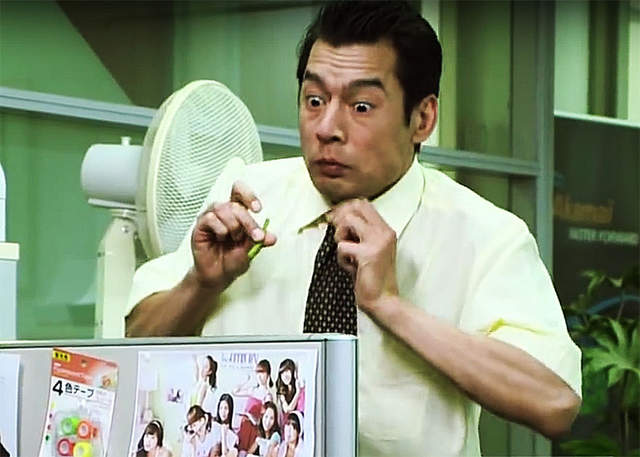 《超過激泡麵廣告》調味粉用吸的未免也太強了吧 《超過激泡麵廣告》調味粉用吸的未免也太強了吧