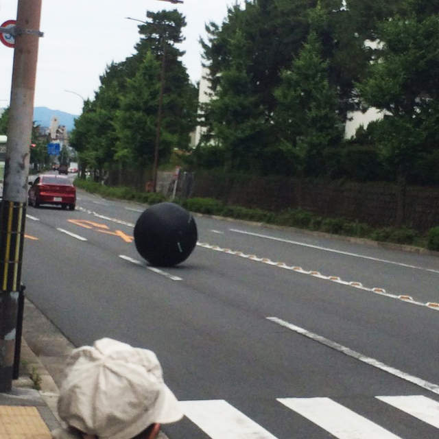 《真實版GANTZ》再現!?掉落在路中央的巨大黑球引發推民騷動 《真實版GANTZ》再現!?掉落在路中央的巨大黑球引發推民騷動