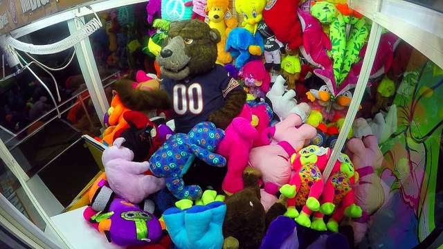 《老外被整動圖大會串》夾娃娃機裡的埋伏肯定會嚇到所有人