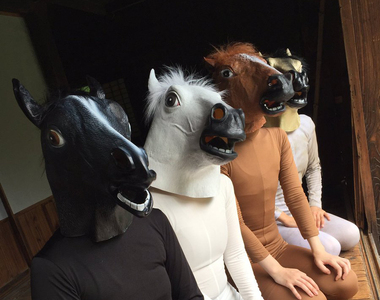 理想與現實《刀劍亂舞馬頭COSPLAY》找不到真的馬只好將就一下了…… 理想與現實《刀劍亂舞馬頭COSPLAY》找不到真的馬只好將就一下了……