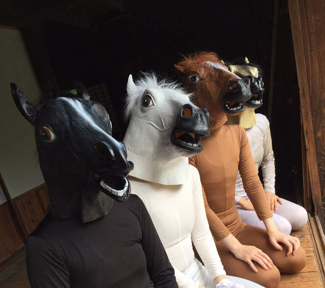 理想與現實《刀劍亂舞馬頭COSPLAY》找不到真的馬只好將就一下了…… 理想與現實《刀劍亂舞馬頭COSPLAY》找不到真的馬只好將就一下了……