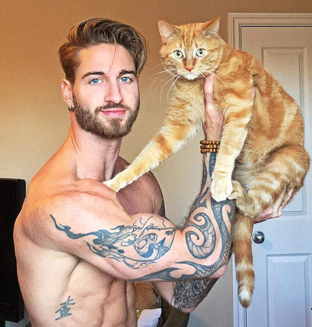 帥男模密招《跟貓大人一起健身》迷妹表示舉我也可以唷(๑´ڡ`๑) 