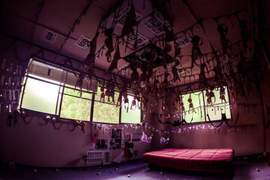 日本最狂廢墟《內衣寺》上百件布拉甲垂吊滿屋竟會如此詭異... 日本最狂廢墟《內衣寺》上百件布拉甲垂吊滿屋竟會如此詭異...