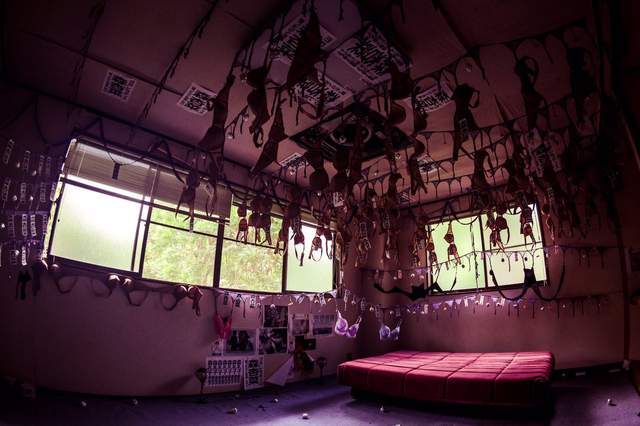 日本最狂廢墟《內衣寺》上百件布拉甲垂吊滿屋竟會如此詭異...