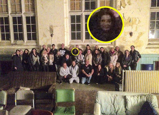 《清晰靈異照片》拍團體照時發現站在旁邊的人不認識... 《清晰靈異照片》拍團體照時發現站在旁邊的人不認識...