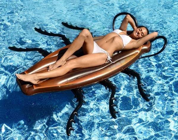 《巨大蟑螂充氣水床》用任性的蟑螂腳幫討厭擁擠的你疏散周圍人群? 《巨大蟑螂充氣水床》用任性的蟑螂腳幫討厭擁擠的你疏散周圍人群?