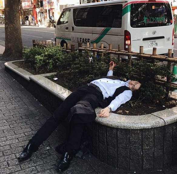 《澀谷醉鬼睡相》IG帳號收集各種誇張睡姿 - 圖片25