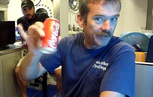 科學實驗《在海底開搖過的可樂》發生了什麼事情? 科學實驗《在海底開搖過的可樂》發生了什麼事情?