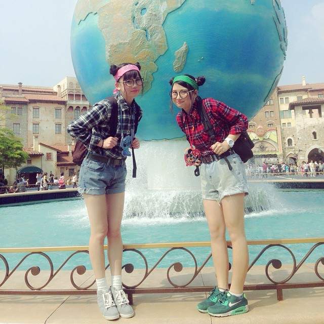 日本女生間《阿宅穿搭》流行中 格子襯衫×頭巾就是正義(誤) 日本女生間《阿宅穿搭》流行中 格子襯衫×頭巾就是正義(誤)