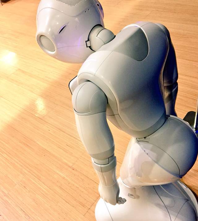 《該休息的Pepper機器人》就跟人類一樣需要充電放鬆啊...