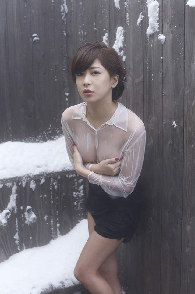 《神室舞衣的寫真夜現場》六本木紅牌酒店孃展現的專業級性感 《神室舞衣的寫真夜現場》六本木紅牌酒店孃展現的專業級性感