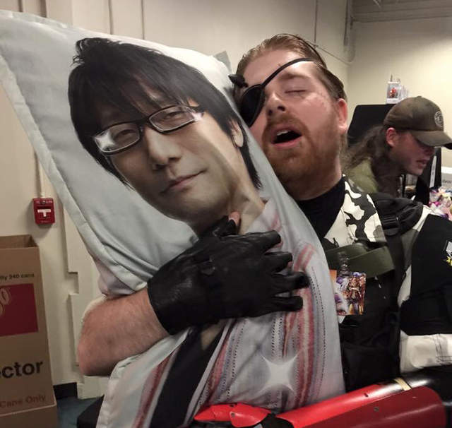 潛龍諜影製作人《小島秀夫抱枕》老外對他的愛可真是比山高比海深啊w 潛龍諜影製作人《小島秀夫抱枕》老外對他的愛可真是比山高比海深啊w