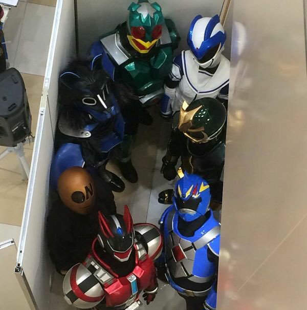 小朋友不能看《英雄秀的幕後》這就是我們大人世界的現實啊(遠望) 小朋友不能看《英雄秀的幕後》這就是我們大人世界的現實啊(遠望)