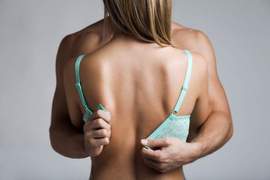 《男生脫女生胸罩的方法》事業成功的男人到底用單手還是雙手呢?ww 《男生脫女生胸罩的方法》事業成功的男人到底用單手還是雙手呢?ww