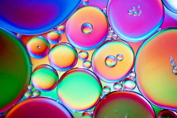 《彩色油滴微距攝影》黃黃的油也能簡單變成如同彩色泡泡一般的藝術 《彩色油滴微距攝影》黃黃的油也能簡單變成如同彩色泡泡一般的藝術