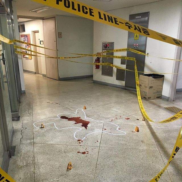 《韓國愚人節珍奇事件》不要把走廊用成命案現場啊啊啊 《韓國愚人節珍奇事件》不要把走廊用成命案現場啊啊啊