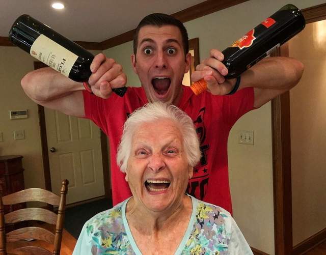 Ross Smith《配合度超高的奶奶》祖孫一起搞笑 Ross Smith《配合度超高的奶奶》祖孫一起搞笑