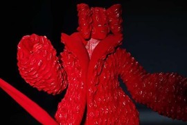 驚嚇《血色時裝秀》這是一種讓你做惡夢的概念? 驚嚇《血色時裝秀》這是一種讓你做惡夢的概念?