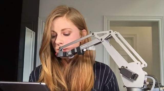 《自動口紅機》正妹工程師超有創意的NG作品 《自動口紅機》正妹工程師超有創意的NG作品