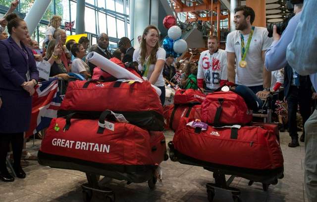 《英國奧運隊的紅色行李袋》先找到自己行李的人有獎牌嗎（苦笑） - 圖片5