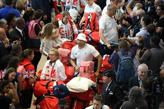 《英國奧運隊的紅色行李袋》先找到自己行李的人有獎牌嗎（苦笑） - 圖片6