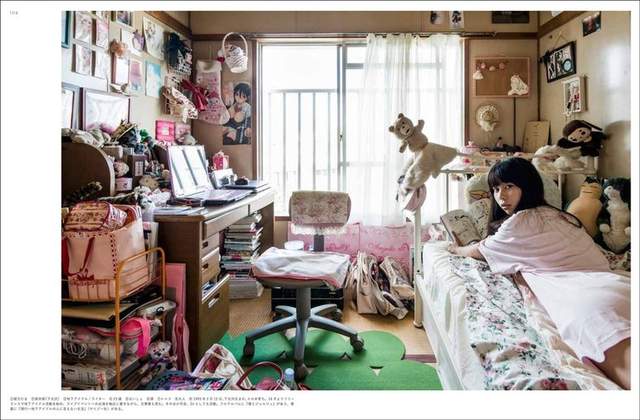 《偷窺宅女房間寫真集》翻開寫真書讓男孩一觀禁地的大秘寶