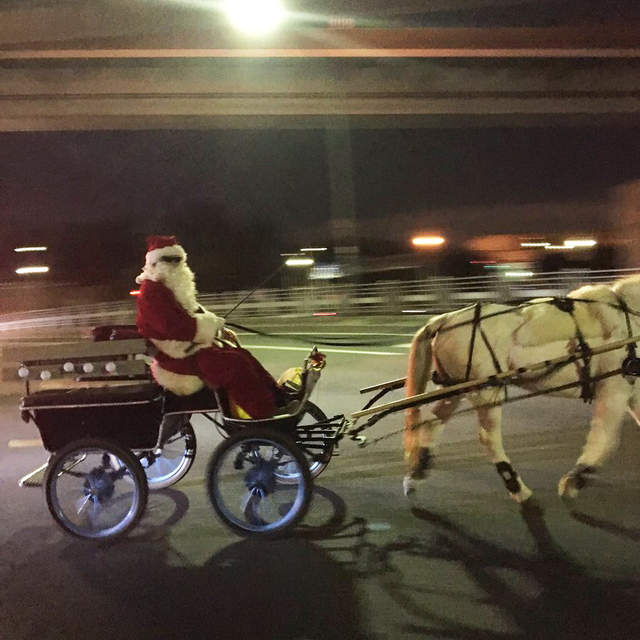 《日本街頭聖誕老人登場》網友吐槽聖誕老公公怎麼是坐馬車呢ww