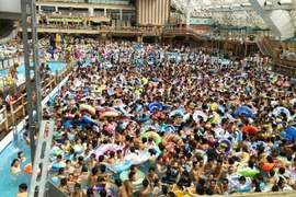 有變態《東京夏日樂園出現割屁股狂魔》潛伏在驚人密度的泳池對女性伺機下手… 有變態《東京夏日樂園出現割屁股狂魔》潛伏在驚人密度的泳池對女性伺機下手…